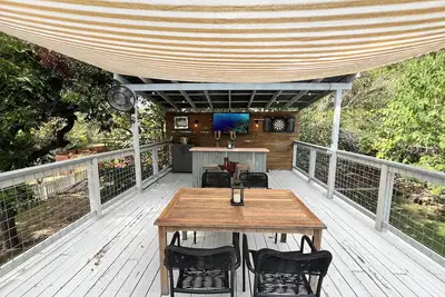 Image de Authentic Austin Pad with Roof-top Deck Bar