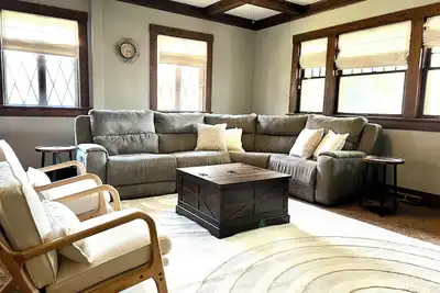 Image de Charming 3-bedroom home, walk to downtown, hospital, Porch, Fire Pit, & Theatre