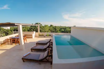 Image de Penthouse w Rooftop, Pool, Outdoor Dining!