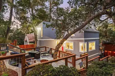 Image de Charming Cambria Retreat w HotTub, Sleeps 8, FirePit, 5 min to Coast/Main St