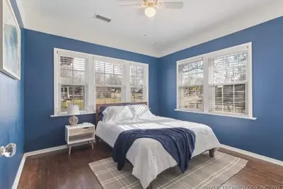 Image de Charming 2-bedroom University Dormitory Craftsman