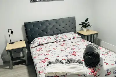 Image de Two bedroom cozy bsmt home in prime location including parking & laundry room!