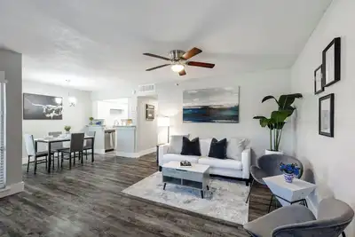 Image de Cowboys. . Globe Life-  2 Bd Full apartment walking distance plus Free Parking