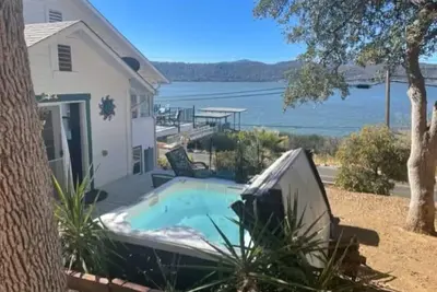Image de Picturesque lake and mountain view from 3-bedroom, 2 story home