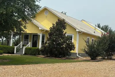 Image de High Point 1912 Charming Farmhouse in Red Rock on six acres with 2 zone Ac, WiFi