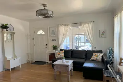 Image de Charming Coral Cottage in Santa Cruz - Walk to Beach, Boardwalk & Downtown Fun!