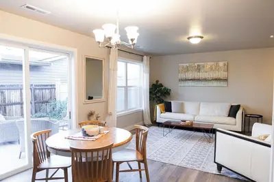 Image de 3-bedroom townhome with patio and attached 2car garage, close to hospitals