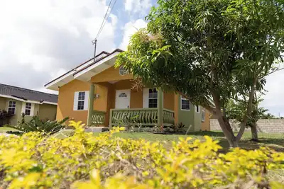 Image de 15min to Ocho Rios-Family sized 2Bed/2Bath-Pool-Bbq Grill-Gated Complex-100Mbps