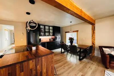 Image de Rustic modern 2-bedroom home-lower level with hot tub in marvelous Moscow
