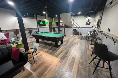 Image de Bar, pool table, dart board and 2 bedrooms, what else do you need?