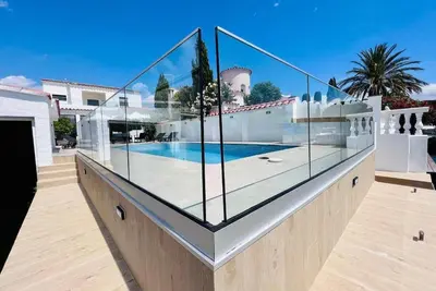 Image de Aloha Goertz maison avec amarrage et piscine