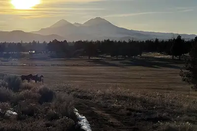 Image de Escape to this private 37-acre retreat with dramatic Cascade Mountain vistas.