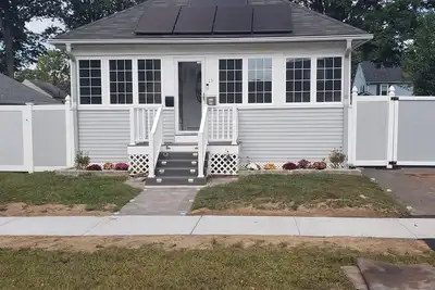 Image de Cozy & Peaceful - gated yard, enclosed porch