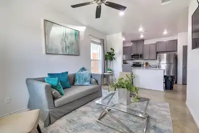 Image de Newly Built Home: 2 Mi to Dtwn Temple!