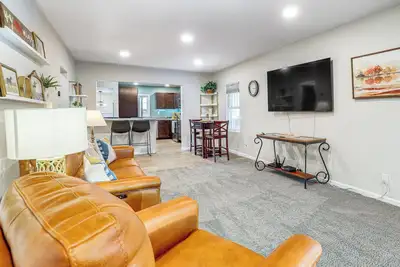 Image de 1 Mi to Dtwn Casper: Homey Getaway w/ Yard!