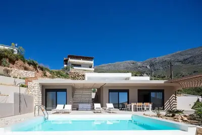 Image de La Villa Xara offre une vue imprenable et une piscine privée