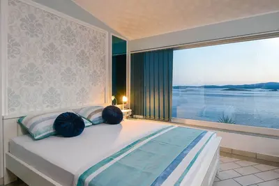 Image de Beautiful 2-Bedroom Apartment with stunning sea view.