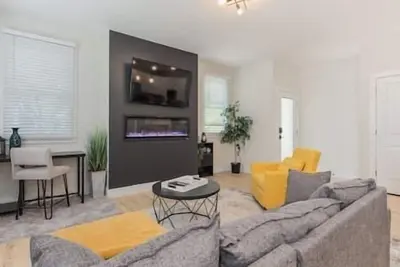 Image de Whole duplex right downtown!