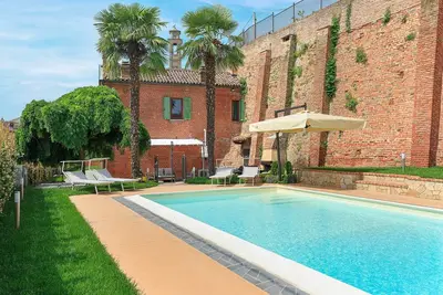 Image de Charmante villa pittoresque avec piscine dans le village Calliano! Villa Gelsi