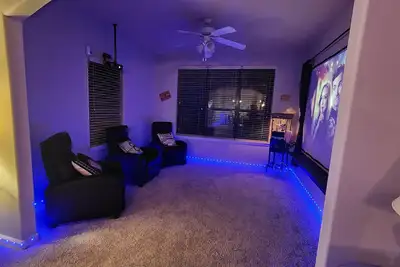 Image de Two the Movie\nSpacious 2 Bedroom\nClose to everything! Sleeps -7\nInstant Booking