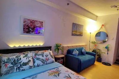 Image de Spacious Queen bed studio MPLace near Mrt, Abs Cbn etc. Wifi-Netflix-Kitchenette