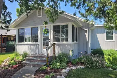 Image de The Lily Pad on Benzie Blvd. - Super Cute and Great Location! Central Air Conditioning!