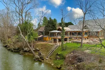Image de Close To It All | By Colonial Properties