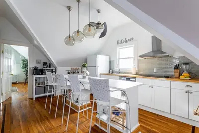 Renovated 2br Retreat / Modern Comforts Included