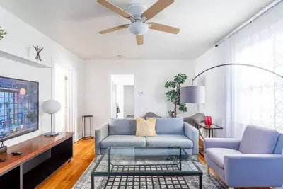 Image de The B&W Haven: Stylish 3br Escape with Private Office by Li Ferry