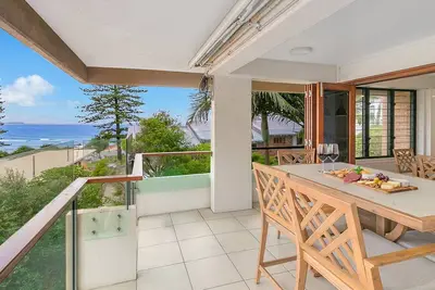 Image de Cobden Court Unit 8 - 3 bedroom top floor apartment only 90m away from Rainbow Bay beach