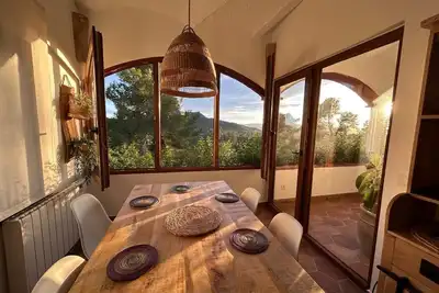 Image de Charmant cottage entouré de forêt et piscine