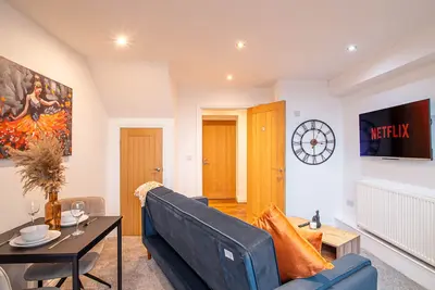 Image de Appartement-Moderne-Salle de bain et douche-Vue sur Rue-Free Street Parking