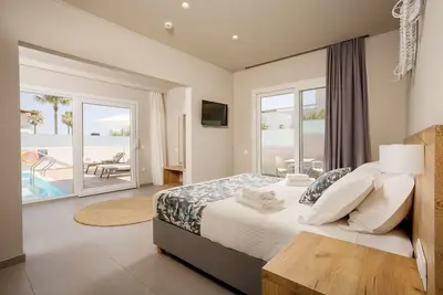 Image de Suite n. 2 with private pool & yard