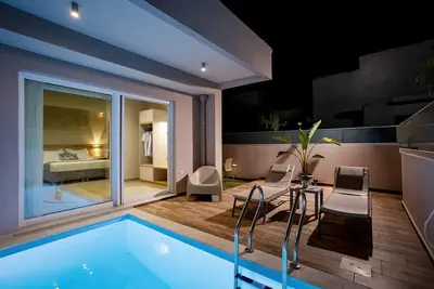 Image de Suite n. 3 with private pool & yard