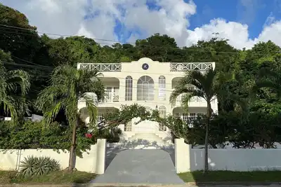 Image de 🌴 Prime Location | Private Pool | Tropical Gardens | 400m to Mullins Beach 🌴