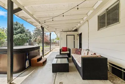 Image de Poolside Paradise with Hot Tub