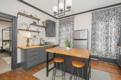 Image de Charming 3-Bedroom Apartment in Historic Home – Family-Friendly, Bunk Bed