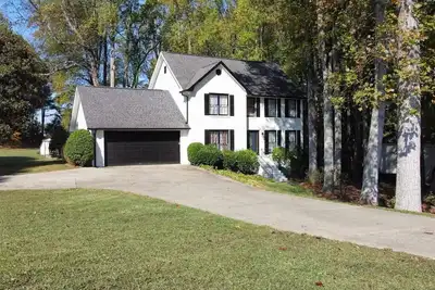 Image de Country warmth meets modern convenience. Spacious 4-bedroom 3 full bath home.
