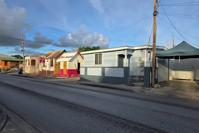 Authentic Suburban Retreat: Ac Bedroom, Wi-Fi, 5 Mins to Bridgetown & Beach