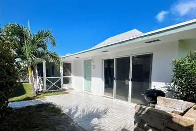 Image de 3-bdrm 2 bathrm Beach Villa w charming screened porch in beautiful Treasure Cay