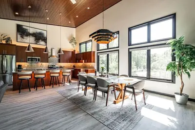 Image de Modern 4 Bd/4 Ba, Mil Suite, Near Amenities & Lake