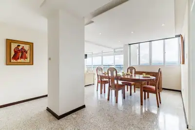Image de Spacious 4-bedroom apartment, amazing views, parking