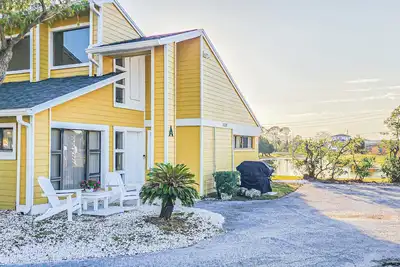 Image de Cozy, Pet Friendly 2 Bedroom / 1 Bathroom, Just 5 minutes from the Beach!