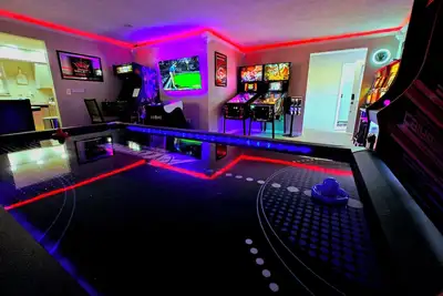 Image de Home w/ Private Cedar Hot Tub Room Arcade Pinball near The Greene Fraze Pavilion