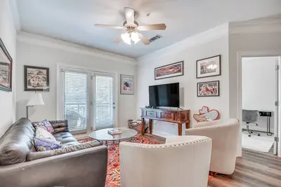 Image de 1 Mi to Uga: Charming Athens Condo w/ Balconies!