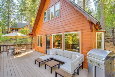 Image de Walk to Beach: Arnold Cabin w/ Wood-Burning Stove!