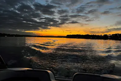 Image de New Luxury Lakefront Home with Dock, Hot Tub, Fire Pit, Sup Boards and Kayaks! !