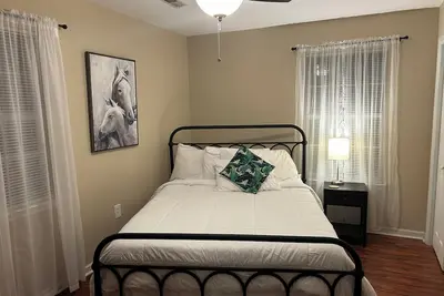 Image de \"Simply Sunny Farm Tranquil & Spacious 3 Br/2 Ba Apartment w/Deck