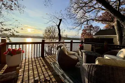 Image de Relax, Play, & Explore. Lake, Hot tub, Sunroom, 4 Level Lake Views