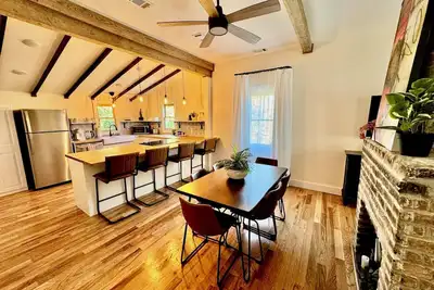 Image de Historic Cottage Downtown Macon with off street parking